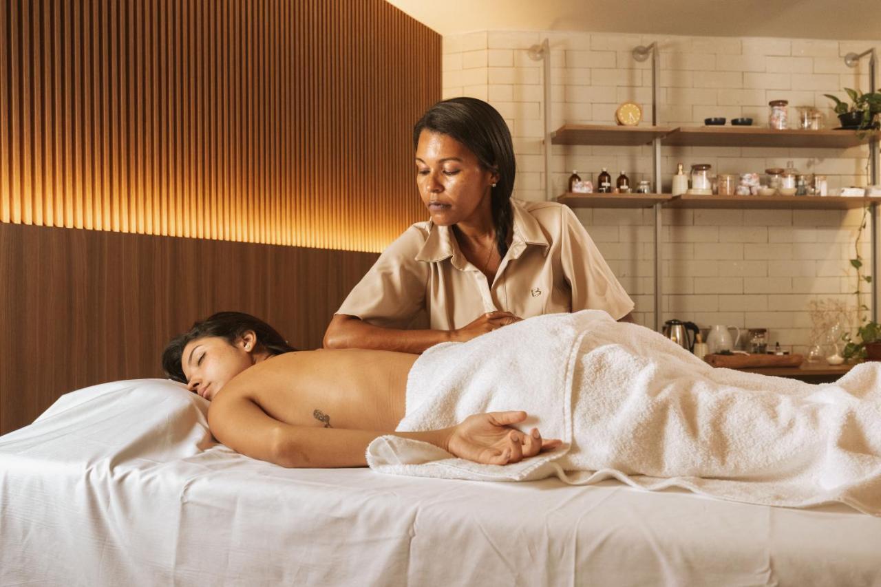 Ba'Ra Hotel João Pessoa 외부 사진 A massage therapist treating a patient