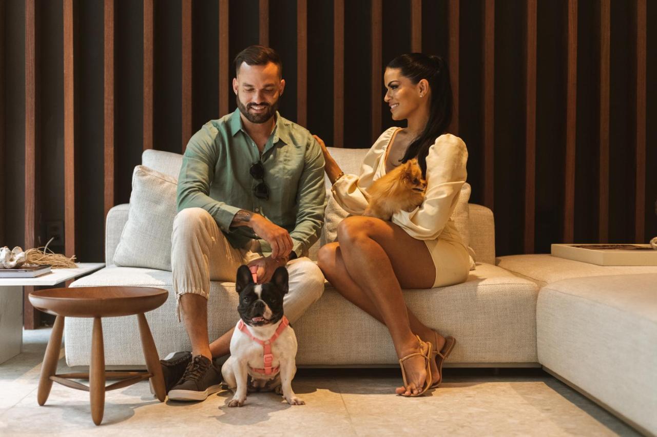 Ba'Ra Hotel João Pessoa 외부 사진 A couple with their dogs
